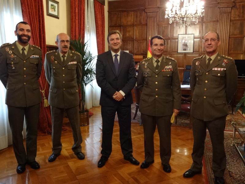 Alberto Bretón junto con César Muro y otros mandos de la Unidad Militar de Emergencias