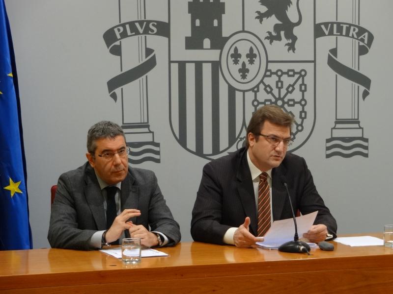 El Delegado del Gobierno y el Consejero de Obras Públicas del Gobierno de La Rioja durante la rueda de prensa