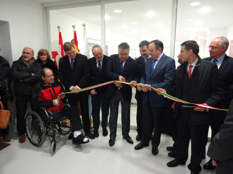 Burgos, Sanz, Bretón y otras autoridades y miembros de Cruz Roja durante la inauguración de la nueva sede en Arnedo.
