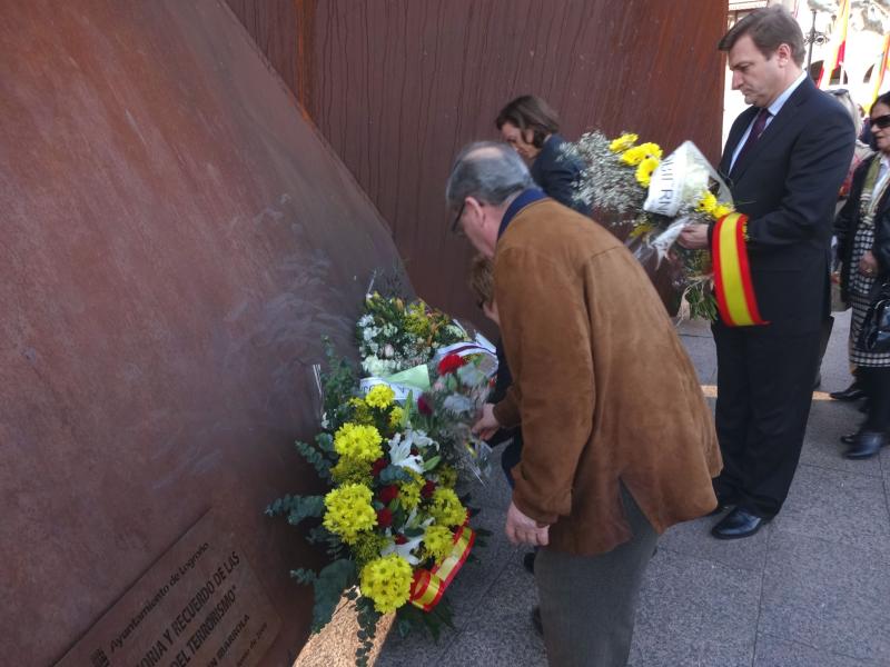 Bretón deposita un ramo de flores en recuerdo a las víctimas del terrorismo