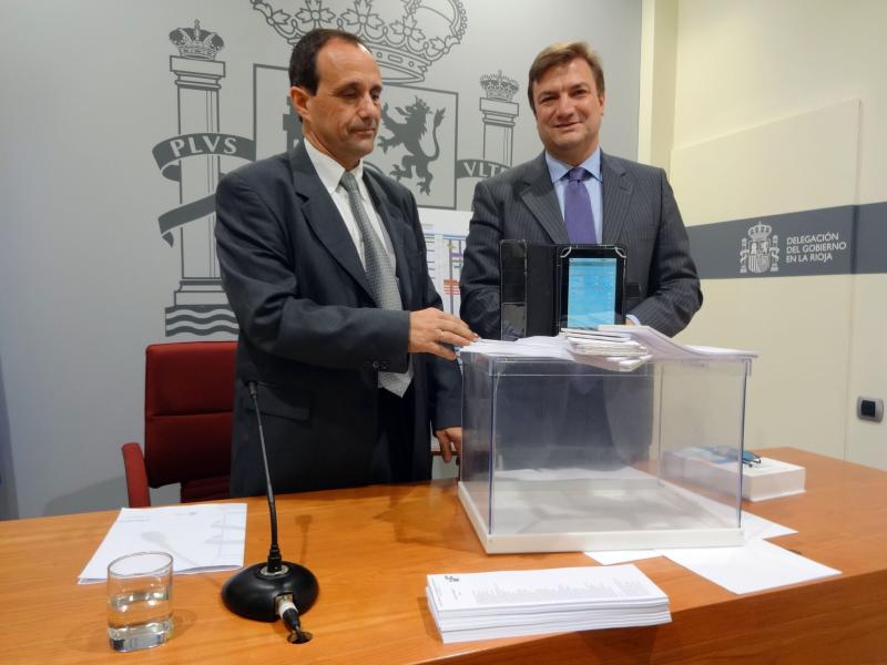 Bretón e Iribas con el material de las elecciones al Parlamento Europeo 2014