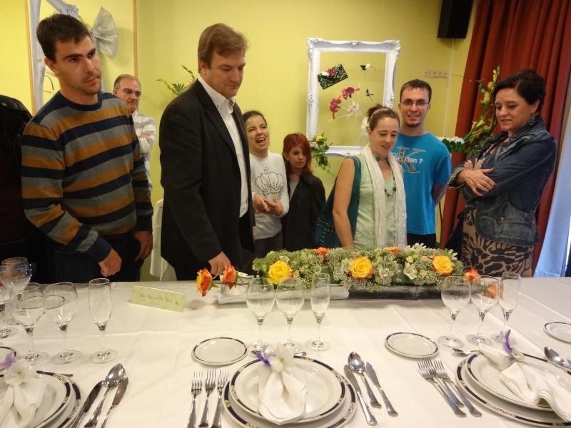 Bretón y Loza junto con algunos de los alumnos autores de las piezas de arte floral
