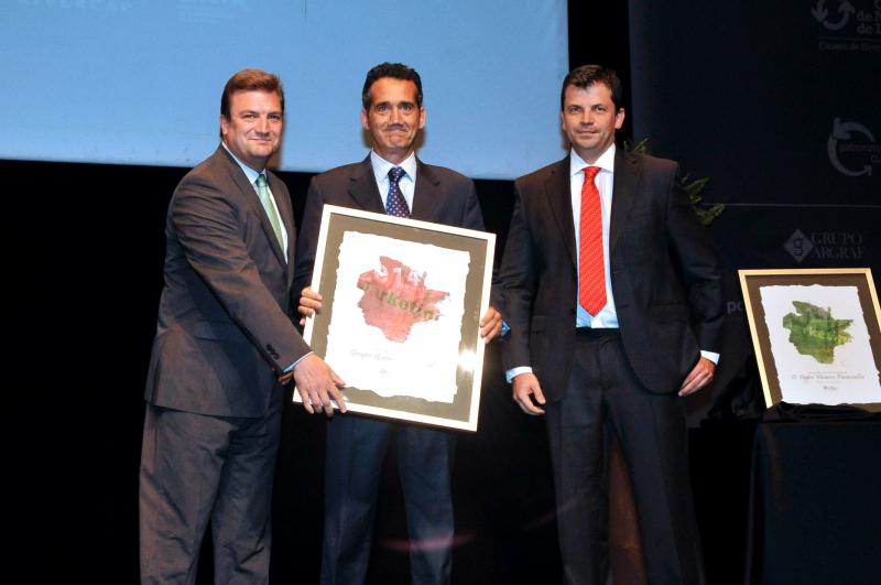 Alberto Bretón hace entrega del Premio Mercurio Empresa 2014 a Garnica Plywood