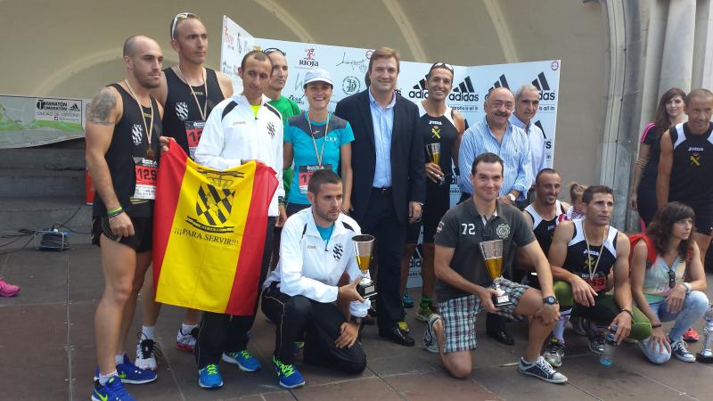 Bretón junto con los ganadores de la maratón y media maratón 'Ciudad de Logroño' de las secciones de FCSE y FFAA