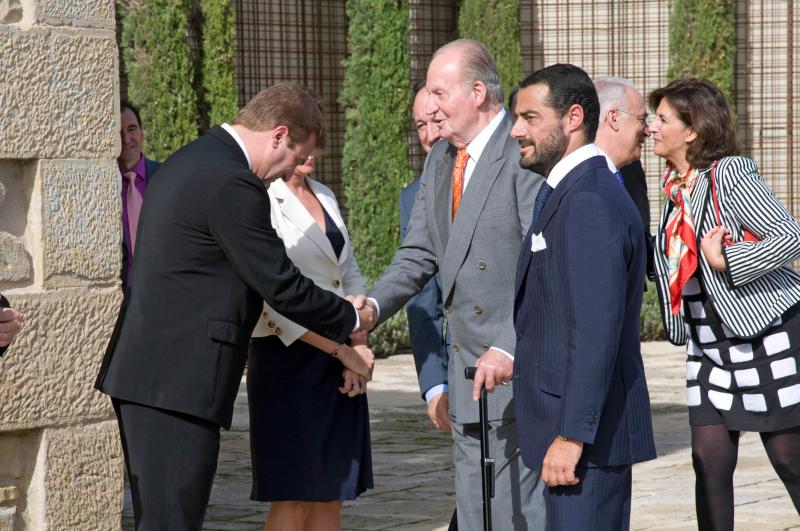 Bretón saluda a su Majestad Juan Carlos durante la inauguración de Castillo de Igay