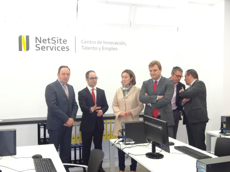 Bretón junto con el resto de autoridades durante la visita a las nuevas instalaciones de Netsite Services