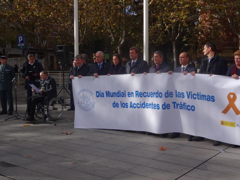 El delegado del Gobierno, Alberto Bretón, y el resto de autoridades despliegan la pancarta con motivo del Día Mundial en Recuerdo de las Víctimas de los Accidentes de Tráfico, mientras Jesús Vigara procede a leer un manifiesto