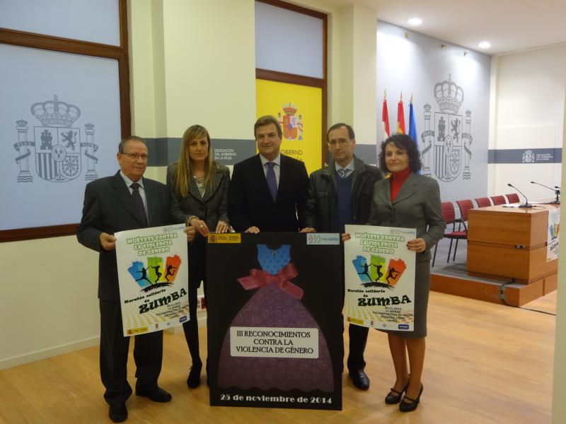 Bretón y Fernández Maestu, junto con representantes de las instituciones y empresa colaboradoras, muestran los carteles que ilustran los actos conmemorativos del Día Internacional de la Eliminación de la Violencia contra la Mujer 