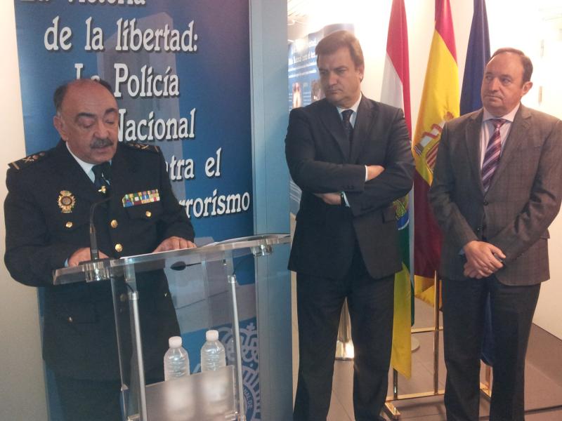 El Jefe Superior de Policía de La Rioja, Pedro Mélida, se dirige a los asistentes al acto de inauguración de la exposición 'La victoria de la libertad: la Policía Nacional contra el terrorismo', en presencia de Alberto Bretón y Pedro Sanz. 