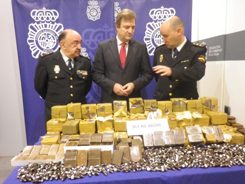 El Jefe Superior de Policía de La Rioja y el Inspector Jefe y responsable de la Unidad de Drogas y Crimen organizado muestran al Delegado del Gobierno el alijo de hachís incautado