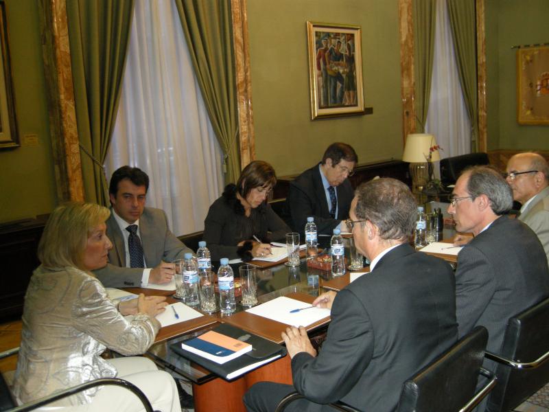 Reunión de la delegada del Gobierno en Madrid, Amparo Valcarce, con los representantes del gremio de los joyeros.