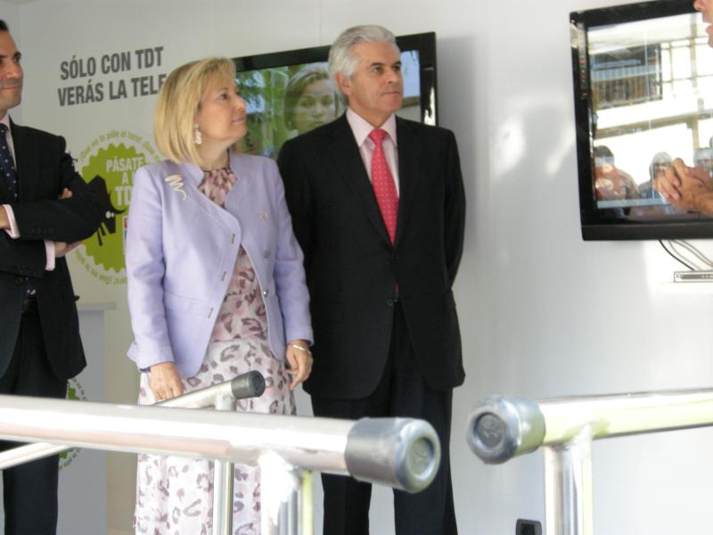 Las personas mayores y discapacitadas que residan en municipios de la Comunidad de Madrid, incluidos en la primera fase de la televisión digital, podrán acceder de forma gratuita a descodificadores de la TDT