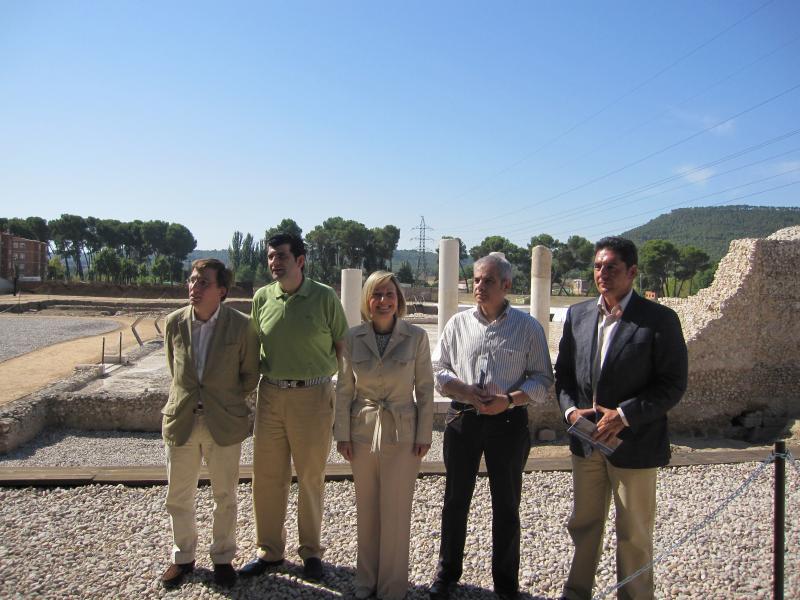 Amparo Valcarce junto al Alcalde de Alcalá de Henares y otras personalidades