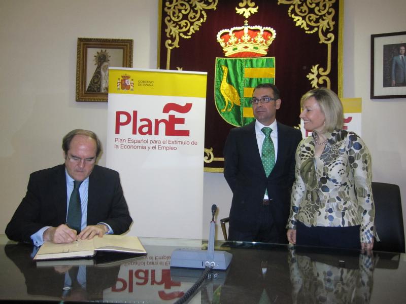 Amparo Valcarce junto al ministro de Educación y al alcalde de Parla