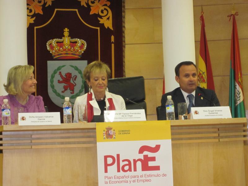 Amparo Valcarce junto a la vicepresidenta primera y al alcalde de Coslada