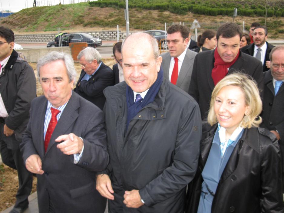 La delegada del Gobierno en Madrid, Amparo Valcarce, acompaña al vicepresidente tercero del Gobierno, Manuel Chaves, en su visita a las obras del 