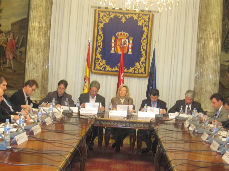 La delegada del Gobierno en Madrid, Amparo Valcarce, se reúne con la Comisión de Seguimiento del Fondo Estatal para el Empleo y la Sostenibilidad Local en la Comunidad de Madrid
