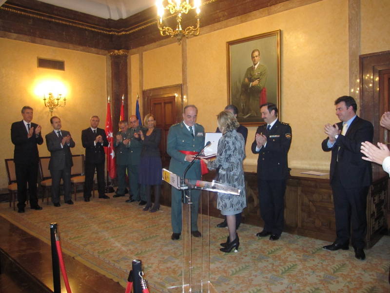 La delegada del Gobierno en Madrid, Amparo Valcarce, ofrece un homenaje al general jefe de la 1ª Zona de la Guardia Civil, Salvador Romero.