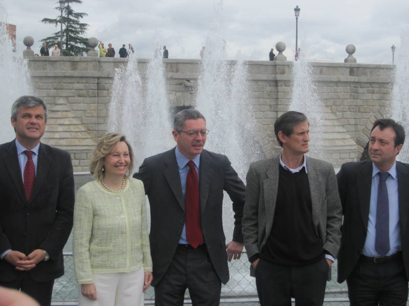 

La Delegada del Gobierno en Madrid y el Alcalde de la Capital inaguran los jardines, estanques y fuentes del Puente de Segovia. La inversión de este proyecto supera los 13 milones de euros 