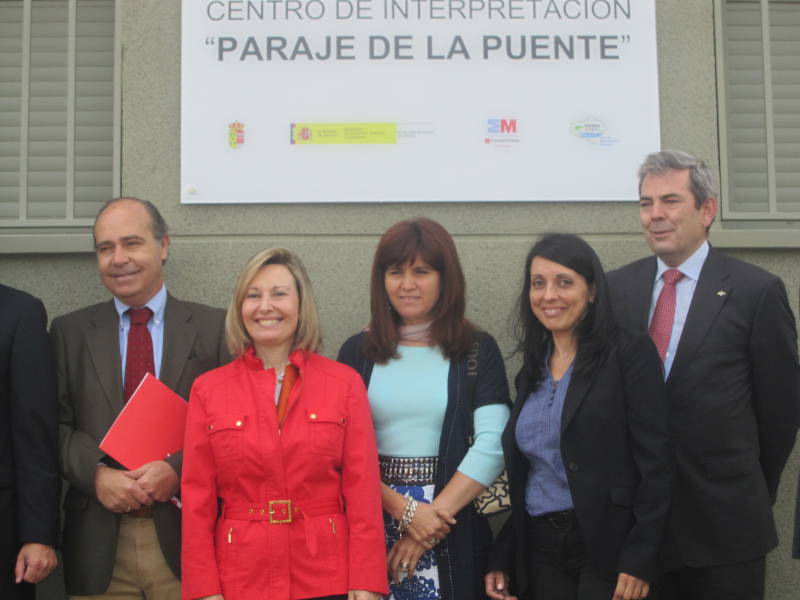 La delegada del Gobierno en Madrid, Amparo Valcarce, inaugura el Centro de Interpretación de la Puente en Fresnedillas de la Oliva.