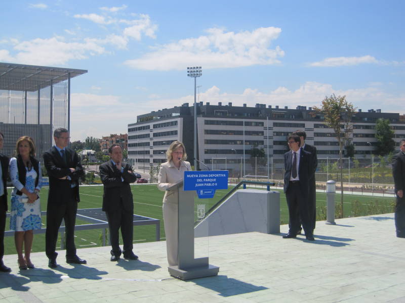 La Delegada del Gobierno en Madrid visita la nueva zona deportiva del Parque Juan Pablo II, proyecto financiado por el Plan E