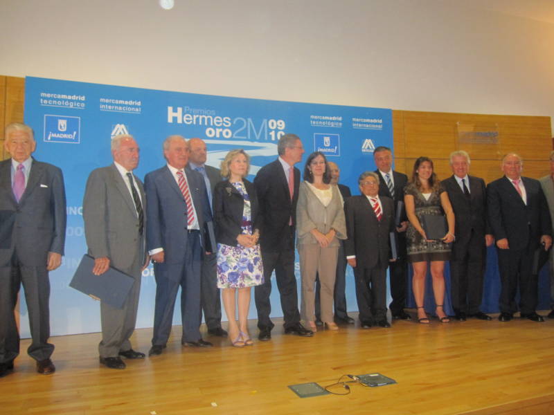 La Delegada del Gobierno recibe la mención especial de los premios Hermes de oro 2010 concedida a la Delegación del Gobierno en Madrid. 