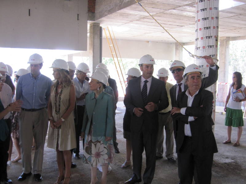 La Delegada el Gobierno visita en Alcorcón la finalización de obras de remodelación de la piscina del polideportivo La Canaleja ejecutadas con fondos del   Plan E.