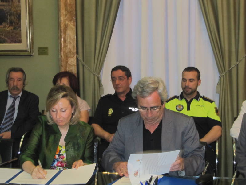 La Delegada del Gobierno y el Alcalde de Alcorcón firman acuerdo para la incorporación de la Policía Local al sistema de 