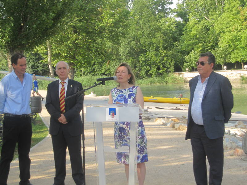 La delegada del Gobierno en Madrid y el presidente de la CHT visitan en Aranjuez los trabajos del proyecto de ordenación hidráulica del río Tajo