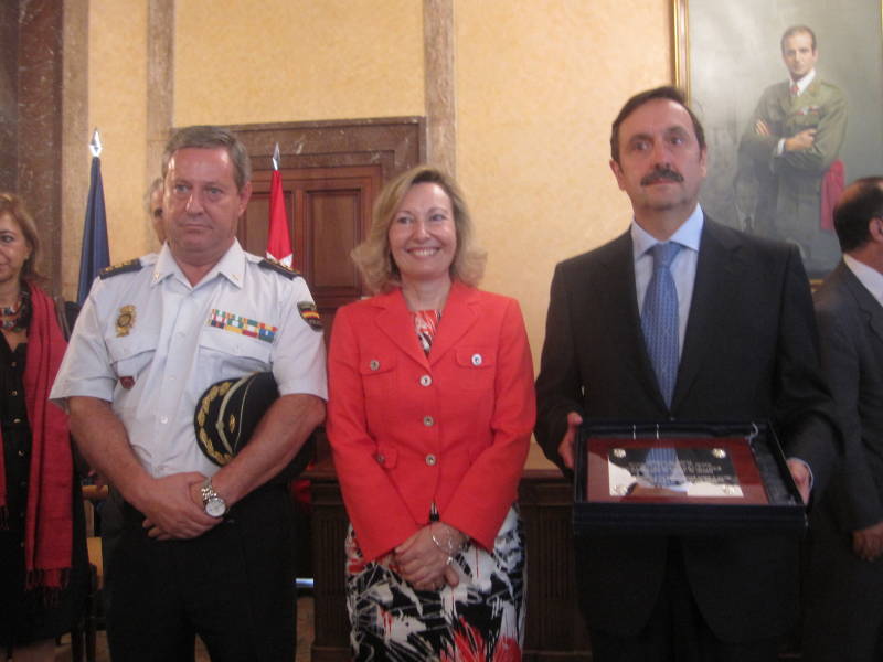 La delegada del Gobierno en Madrid, Amparo Valcarce, homenajea al ex-jefe superior de Policía, el comisario Carlos Rubio.