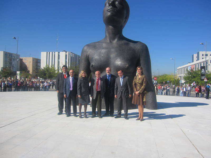 La Delegada del Gobierno en Madrid, Amparo Valcarce, inaugura La Mujer de Coslada, esculpida por Antonio López.
