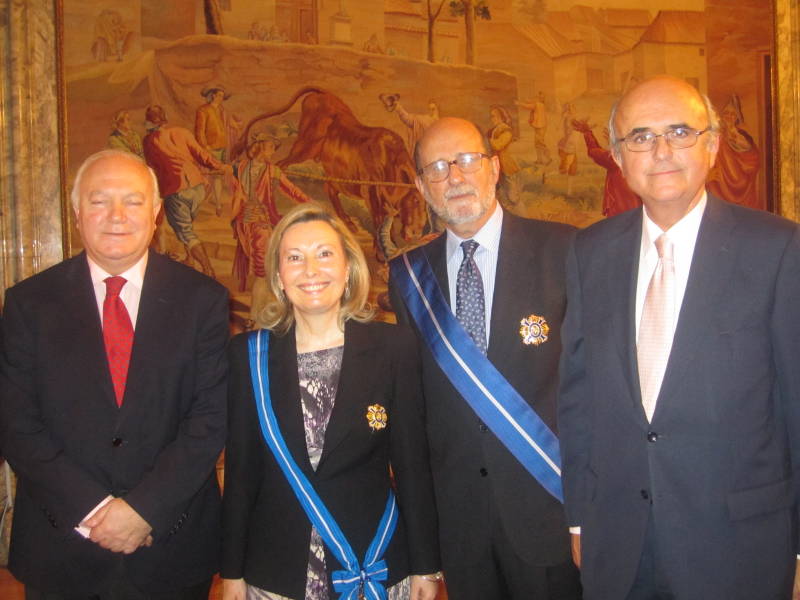 La delegada del Gobierno en Madrid, Amparo Valcarce, recibe la Gran Cruz de la Orden del Mérito Civil de manos del ex ministro de Asuntos Exteriores, Miguel Ángel Moratinos.

