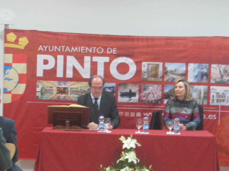 Amparo Valcarce acompaña al ministro de Educación, Ángel Gabilondo, en la inauguración de la Biblioteca de La Tenería, en Pinto.