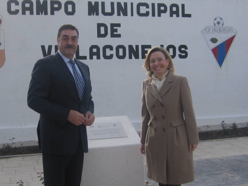 Amparo Valcarce inaugura en Villaconejos, la renovación del alumbrado público y otros proyectos realizados con cargo al Plan E. 