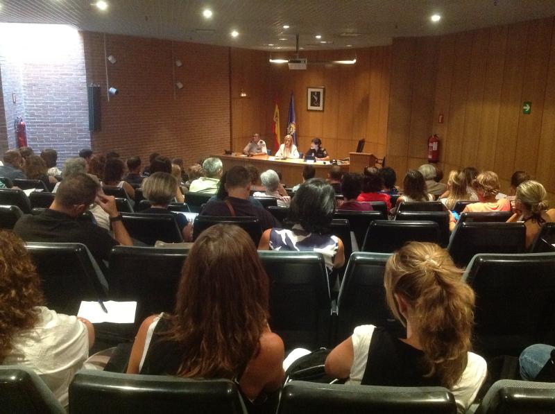 Cifuentes se reúne con directores de colegios de Hortaleza para informarles sobre el plan especial de seguridad