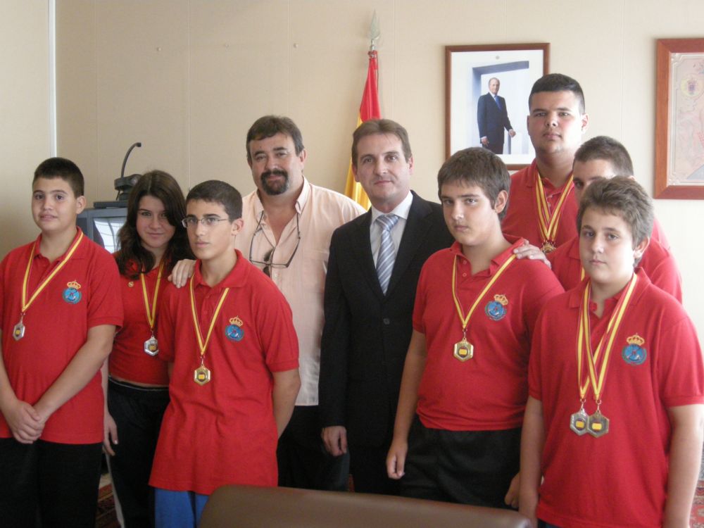 El Delegado del Gobierno, Gregorio Escobar, recibe a los campeones del Club de Tiro “Mosqueteros”. 
