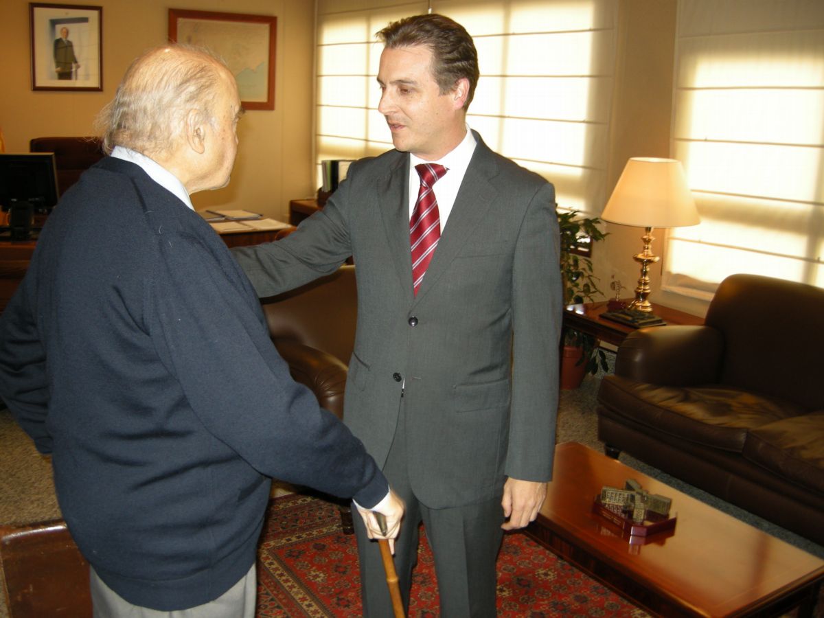 Escobar felicita personalmente a José María Antón por su distinción con la Medalla de Oro al Mérito en el Trabajo.