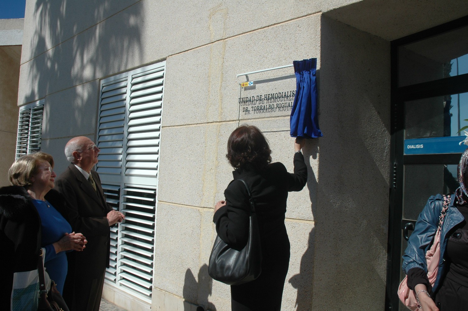 La Unidad de Hemodiálisis del hospital Comarcal recibe el nombre de doctor Antonio Torralbo.