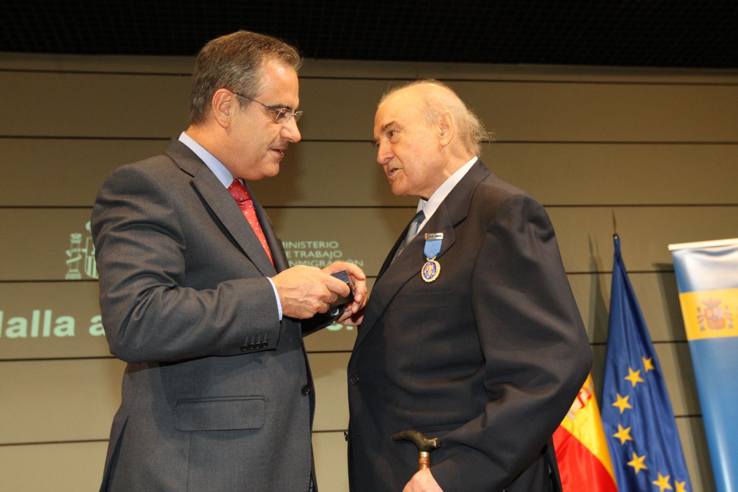El Ministro Celestino Corbacho ha impuesto esta mañana la medalla al Mérito en el Trabajo en su categoría de Oro a José María Antón.  