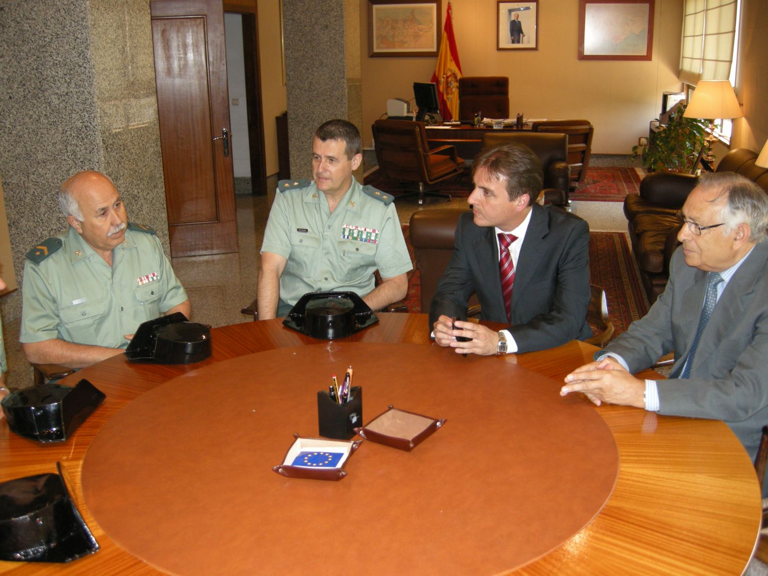 La Asociación de Veteranos de la Guardia Civil es recibida por el Delegado del Gobierno.