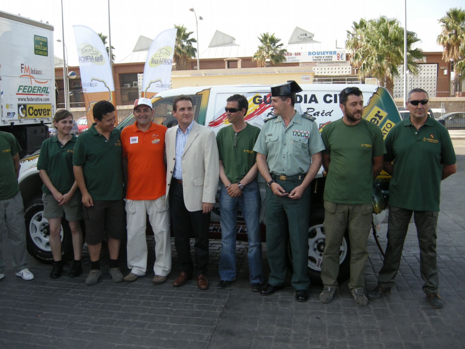 El vehículo de la Guardia Civil que competirá en el “Ciudad de Melilla 4X4” ha sido presentado a la prensa por el Delegado del Gobierno. 