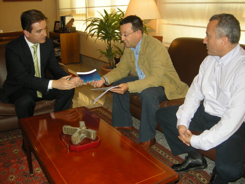 El delegado del Gobierno recibe al presidente de Proyecto Hombre Málaga