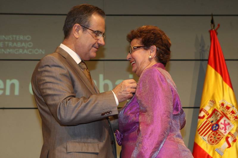 El Ministro Celestino Corbacho ha impuesto esta mañana la medalla al Mérito en el Trabajo en su categoría de Oro a la maestra melillense Amelia Tortosa.  