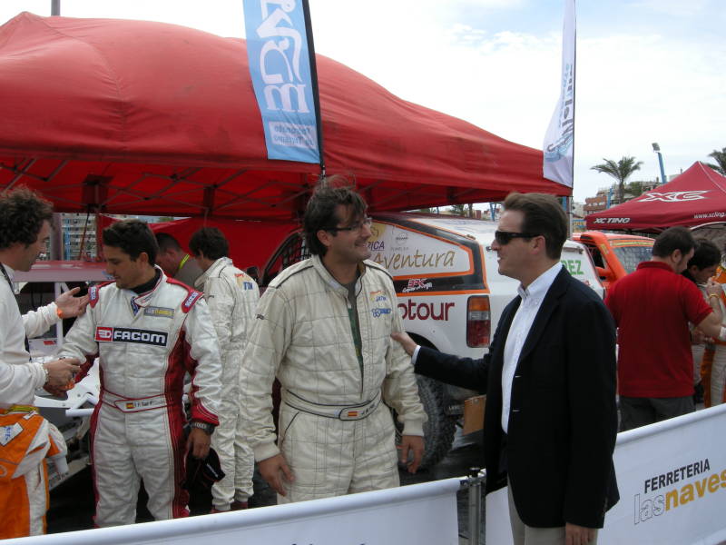 El delegado del Gobierno visita a los pilotos que compiten en el “Ciudad de Melilla 4X4”
