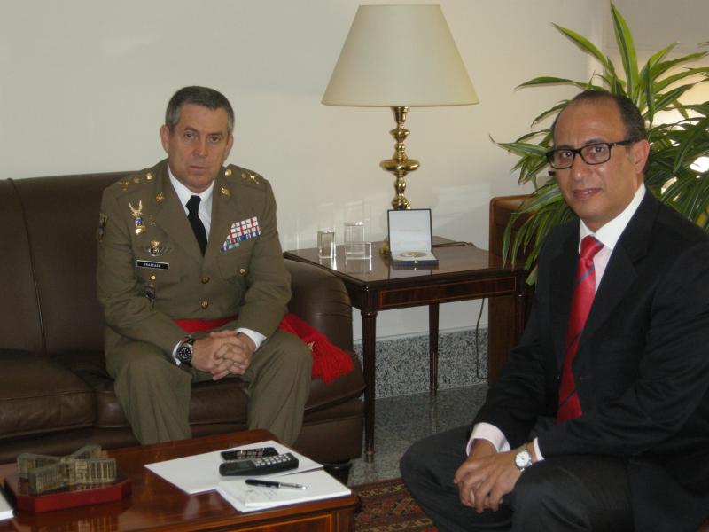 El General Martínez Trascasa gira una visita protocolaria al Delegado <br/>del Gobierno<br/>