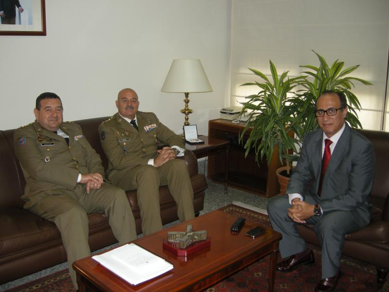 Los coroneles entrante y saliente de la ULOG 24 visitan al Delegado del Gobierno
