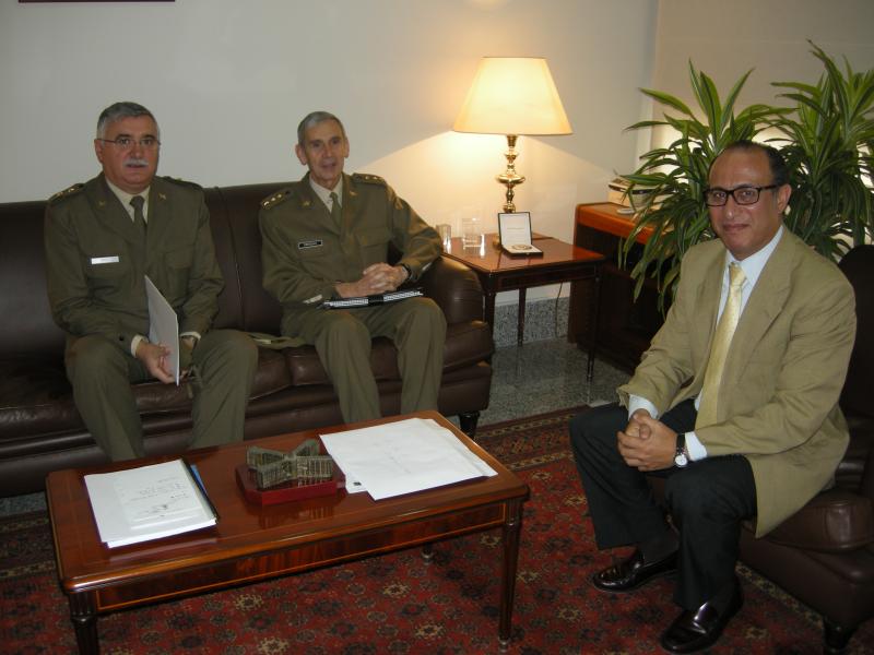 El Delegado del Gobierno junto al Delegado de Defensa en Melilla y el Secretario General de la misma Delegación en nuestra ciudad