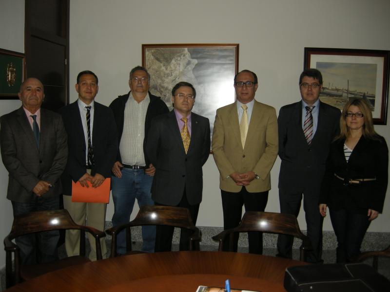 Miembros de la junta directiva de la nueva Asociación Melillense de Estudios Penitenciarios posan junto al Delegado del Gobierno
