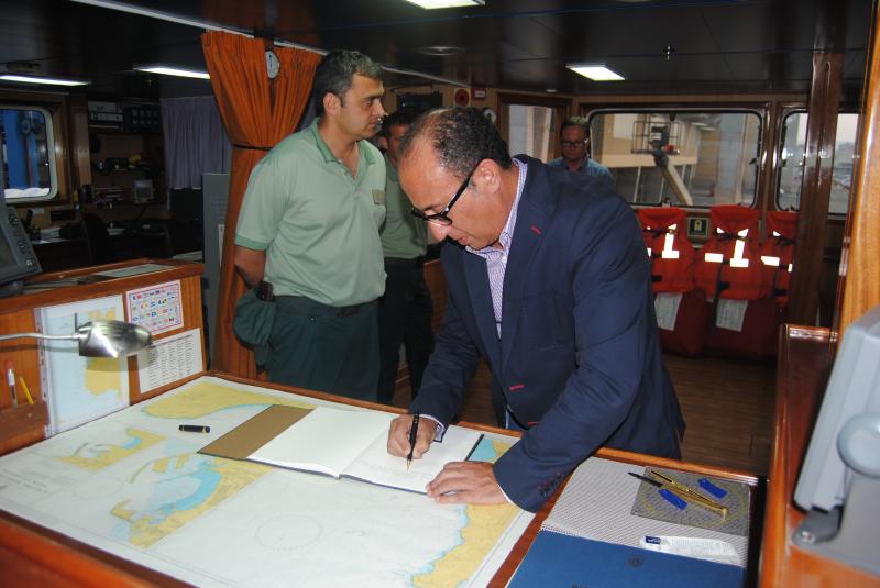 El Delegado del Gobierno visita a la tripulación del “Río Miño” y la felicita por su eficaz actuación