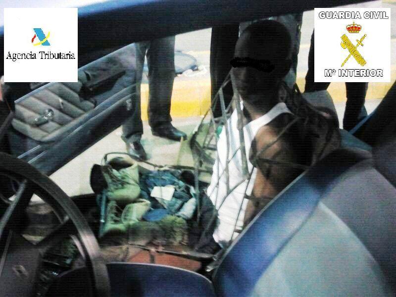 La Guardia Civil de Melilla localiza a un inmigrante cuyo cuerpo hacía las veces de asiento del vehículo. 